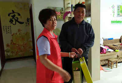 辛市街道渭阳社区组织在职党员开展志愿服务活动